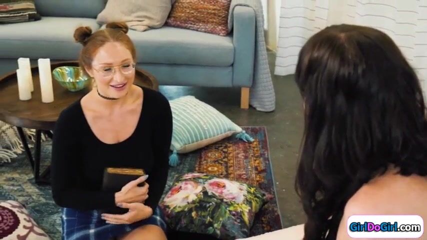 Curvy Redhead Discovers the Ultimate MILF Fantasy: Intimate Kisses and Sensual Moments with a Sultry Cougar!