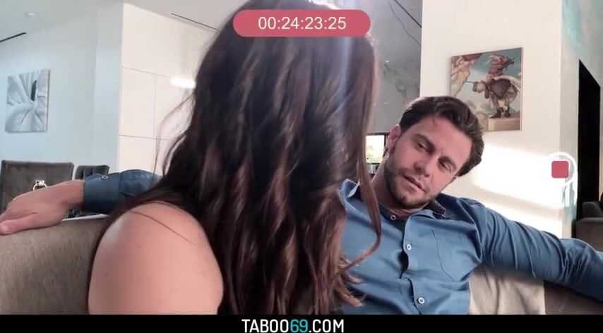 Steamy Encounter: Milf's Wild Night with Her Political Crush on Tape - Featuring Sophia Burns!