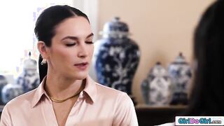 Curvy Boss Invites Petite Employee for a Steamy Solution – Watch the Passion Unfold!