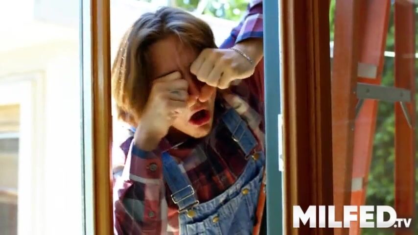 Steamy Encounter: Busty MILF Gets Frisky with the Cable Guy!