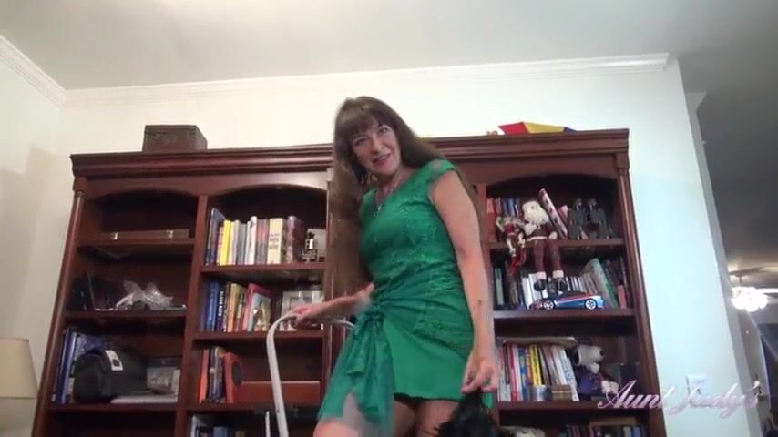 Real Texas Amateur Mom-Next-Door Gabriella (UpSkirt)