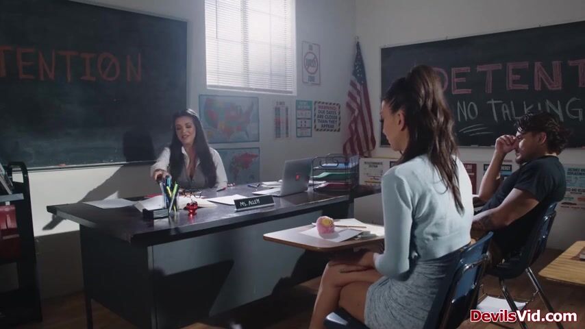 Curious Classmates: Petite Student Natalie Brooks and Her Boyfriend's Wild Encounter with Their Alluring Teacher Elizabeth Skylar!