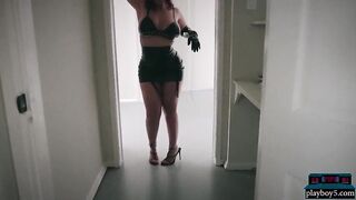 Curvy Latina MILF LaSirena69 Flaunts Her Stunning Figure in a Captivating Striptease!